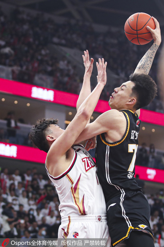 张镇麟（右）。