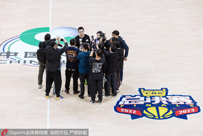 杨鸣被记者包围。