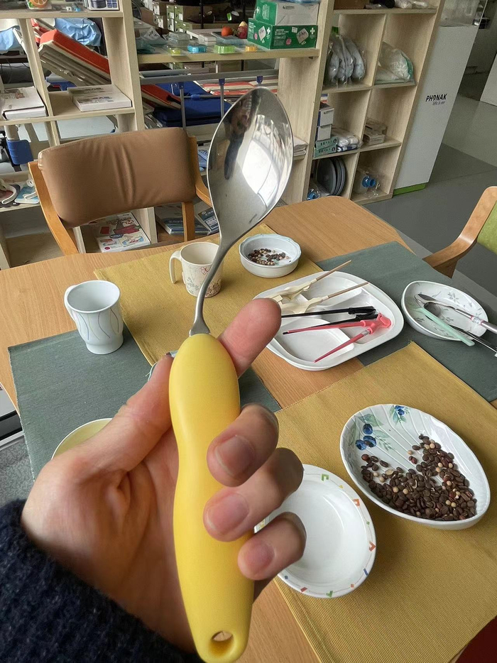 鹤逸慈店里，加热勺把就能自由弯曲的勺子