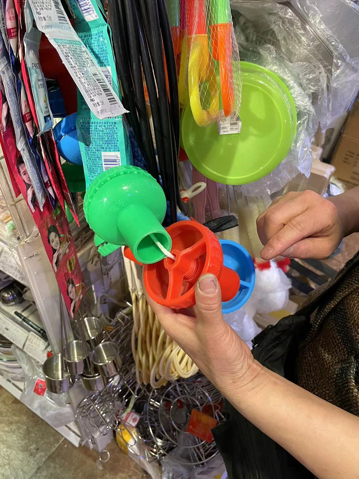 余先珍展示“墩布头”