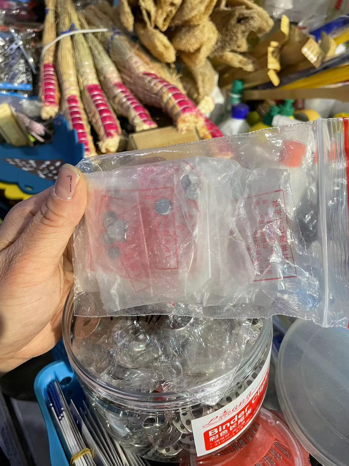 余先珍展示高压锅易熔片