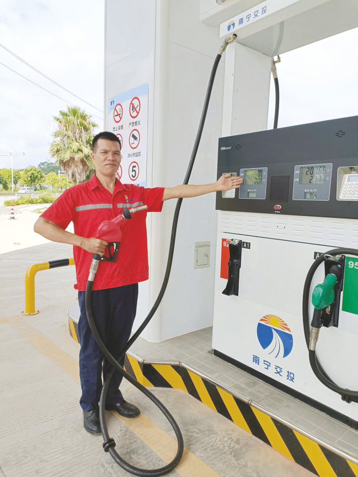     青兆武在加油站工作。（郑丽华 摄）