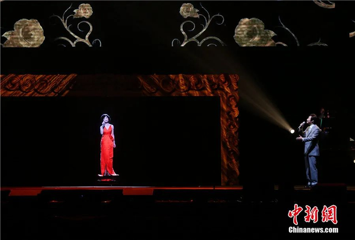 2015年“‘如果能许一个愿’邓丽君20周年虚拟人纪念演唱会”在台北小巨蛋登场，“邓丽君”与费玉清对唱。陈小愿 摄
