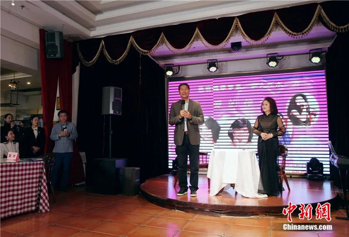 由北京邓丽君歌友会主办的“爱的使者——和邓三哥一起追忆邓丽君”活动在北京邓丽君音乐主题餐厅举行。杨程晨 摄