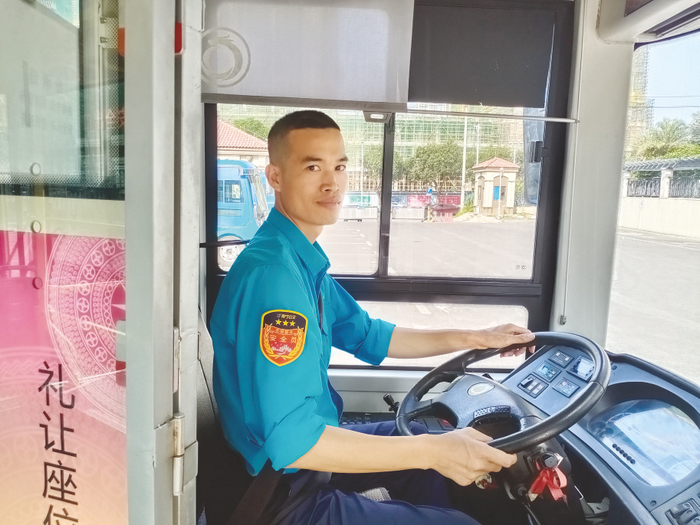     卢永兴开始一天忙碌的工作。    （钟露媛 摄）