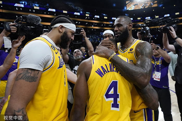 詹姆斯和浓眉赛后拥抱朗尼·沃克。