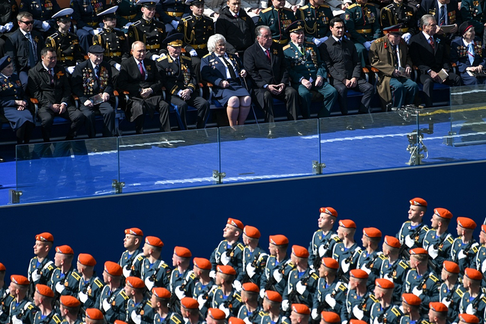 当地时间2023年5月9日，俄罗斯莫斯科，红场胜利日阅兵式上，接受检阅的方阵经过普京和老兵们的座位。视觉中国 图