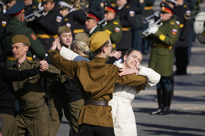 当地时间2023年5月4日，俄罗斯圣彼得堡，演员们身穿二战时期的苏联军服，在胜利日阅兵彩排中跳舞。视觉中国 图