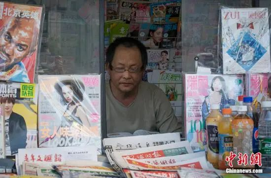 资料图：市民在报亭内看书。中新网记者 翟璐 摄