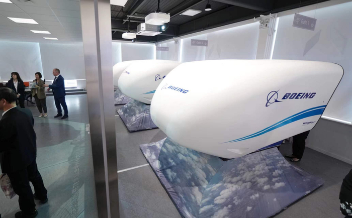 清华附中“波音·牛顿飞行学院”里的三台模拟机。  新京报记者 陶冉 摄