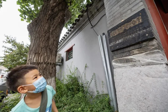 ▲小朋友被沧桑的会馆名牌所吸引