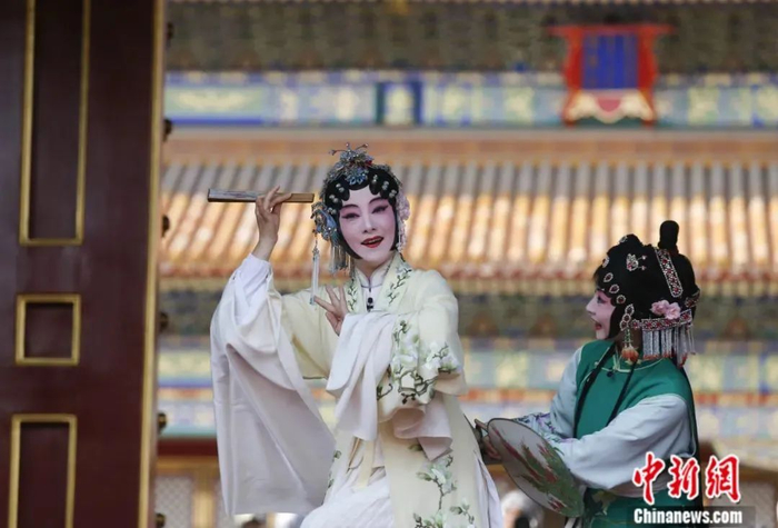 ▲北京故宫慈宁门前举办昆曲《牡丹亭》“唱响”故宫活动。（中新社记者杜洋摄）