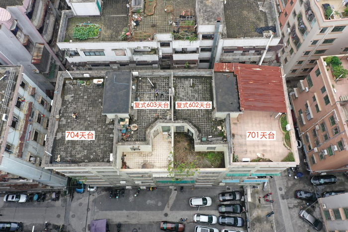 周园小区1幢天台俯瞰图。封面新闻 图