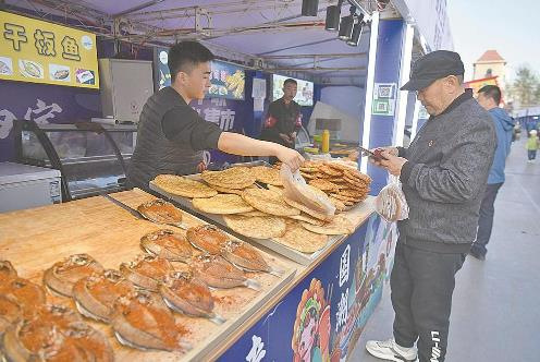 5月7日，西宁市新华联夜市，特色小吃琳琅满目。邓建青/摄