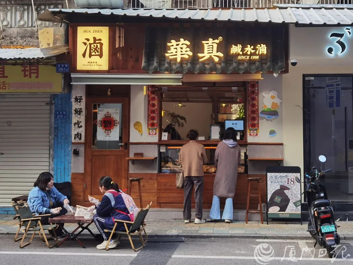 在老牌卤味店门口，市民在吃卤味时可以搭配冷萃咖啡。