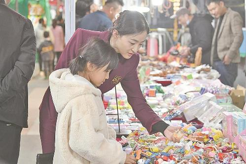 5月7日，在西宁市小新街百货夜市，市民选购商品。邓建青/摄