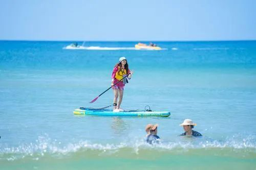 游客在万宁石梅湾体验浆板的乐趣。海南日报记者 李天平 摄