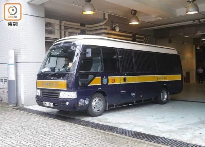 运载嫌疑人的囚车 图源：香港东网