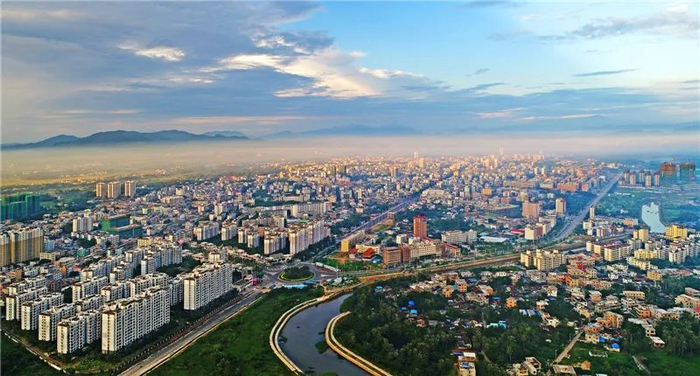 俯瞰万宁城区（图片来源：万宁发布）