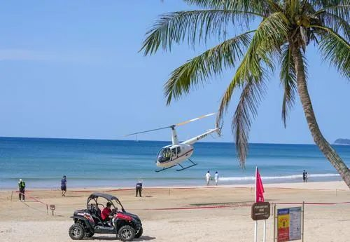游客乘坐直升机从空中欣赏万宁石梅湾的美景。海南日报记者 李天平 摄