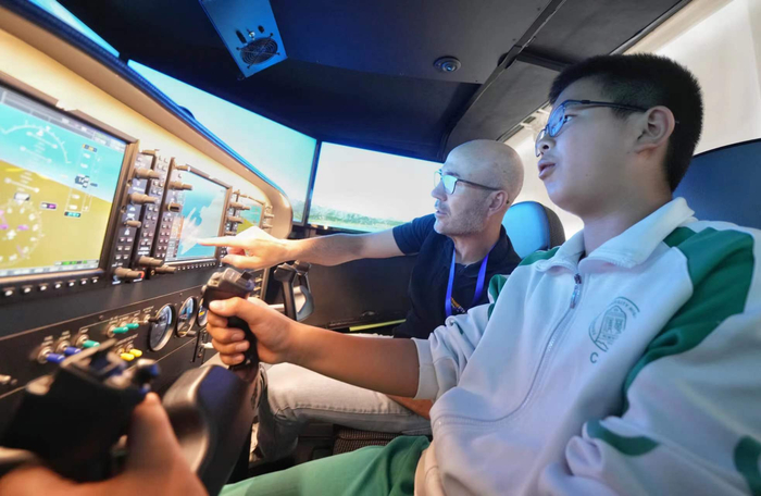 清华附中学生在“波音·牛顿飞行学院”体验模拟飞行。  新京报记者 陶冉 摄
