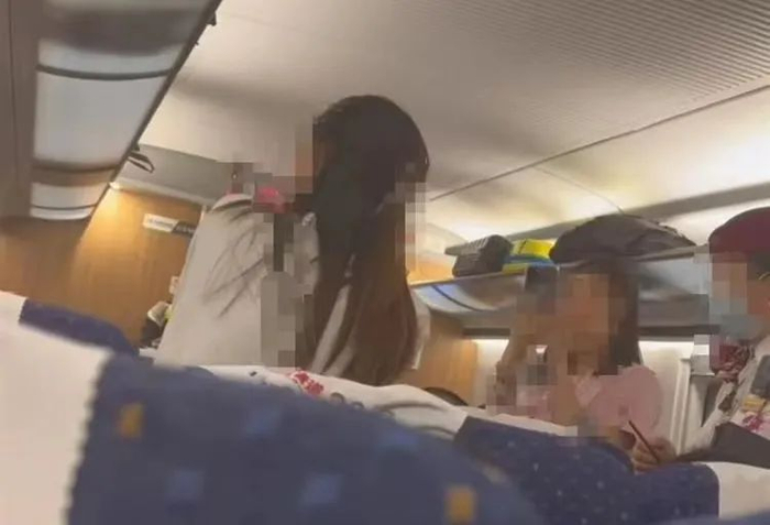 ▲高铁掌掴事件冲突现场。社交媒体平台截图