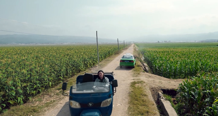 ▲辛爽开三轮车经过。