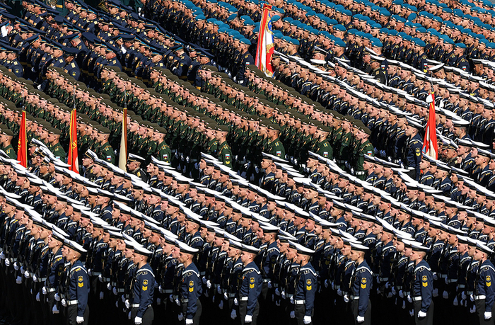 当地时间2023年5月9日，俄罗斯莫斯科，士兵们在红场胜利日阅兵式上列队，纪念卫国战争胜利78周年。视觉中国 图