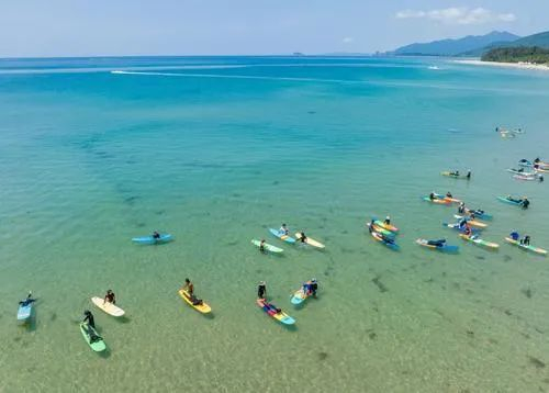 游客在万宁石梅湾冲浪。海南日报记者 李天平 摄