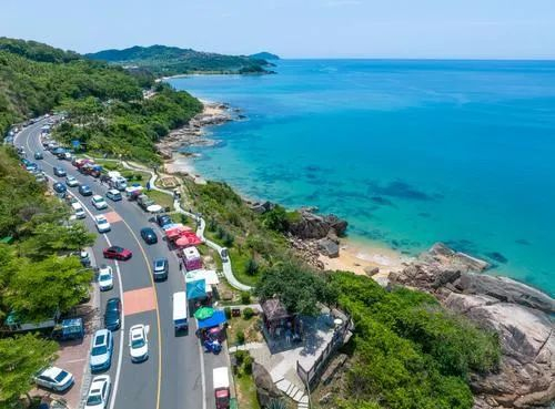 4月30日，不少游客趁着“五一”假期自驾来万宁石梅湾旅游公路。海南日报记者 李天平 摄