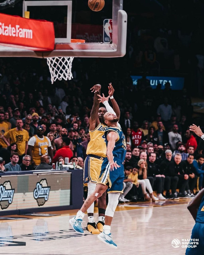 朗尼·沃克多次面对库里命中关键球。