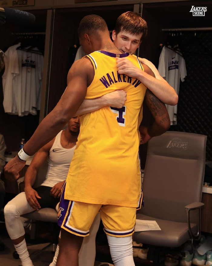 里弗斯赛后拥抱朗尼·沃克。