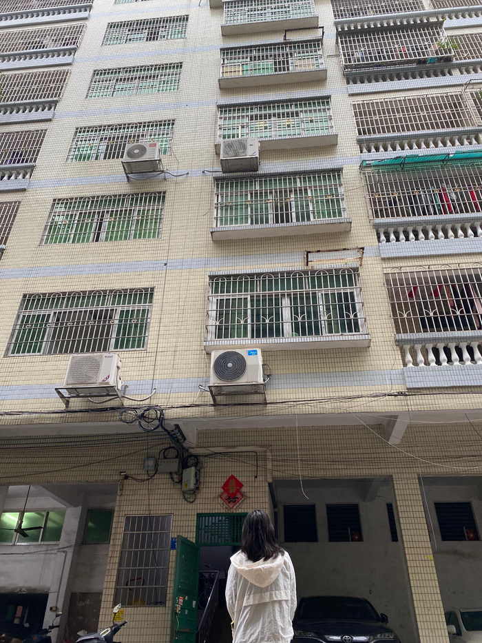 4月6日，贺捷重返现场，离开时望向天台处。本文图片除特殊标注外均为 澎湃新闻记者 陈灿杰 图