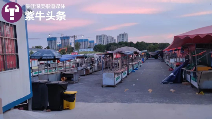 机场二通道辅路与龙西路交会处的三江夜市