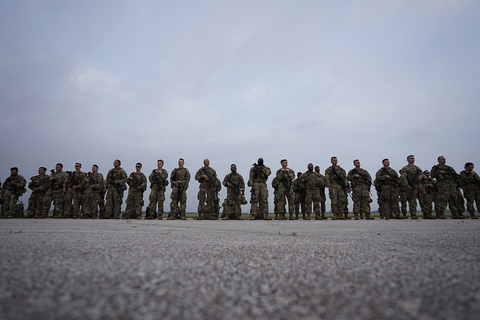 当地时间5月8日，美国得州奥斯汀，国民警卫队成员准备前往美墨边境部署。