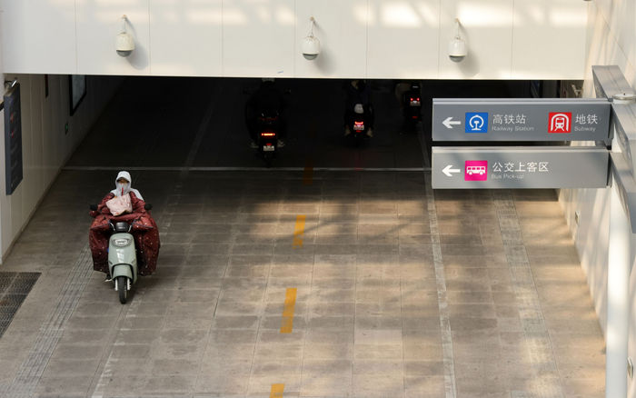 结合清河交通枢纽站的建设，新增了一条下穿京新高速的城市通廊，专供自行车、行人通过。新京报记者 王贵彬 摄