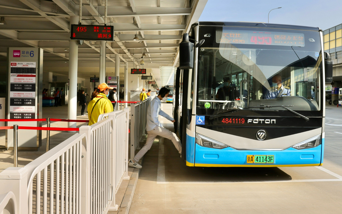 清河交通枢纽站引入了6条公交线路。新京报记者 王贵彬 摄