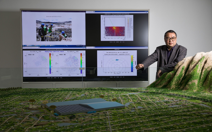 中国科学院高能物理研究所研究员、拉索项目首席科学家曹臻展示拉索沙盘。中科院高能所供图