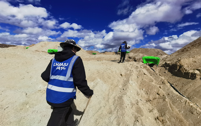 电磁粒子探测器团队在现场进行探测器定位工作。中科院高能所供图