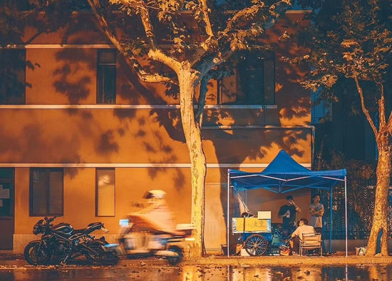     一个下雨天，钟丽丽在上海巨鹿路路边支帐篷烧烤。李进/摄
