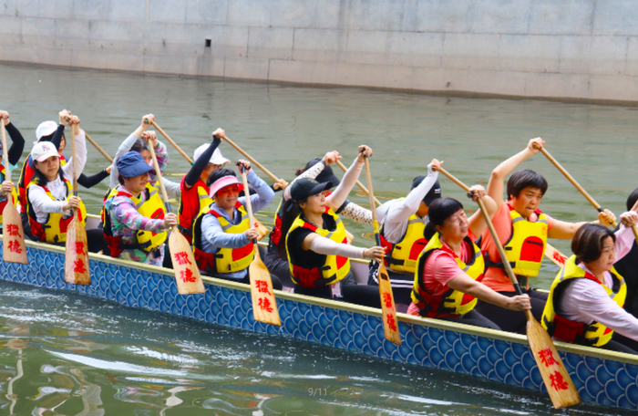 猎德女子龙舟队正在训练。