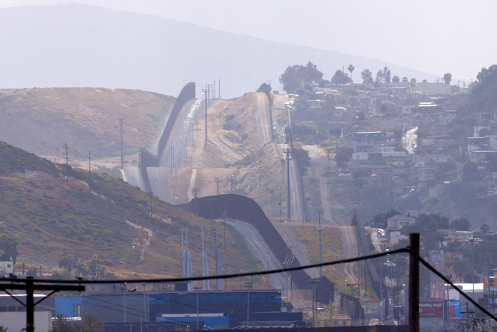 当地时间5月9日，墨西哥蒂华纳和美国之间的双重边界围栏。