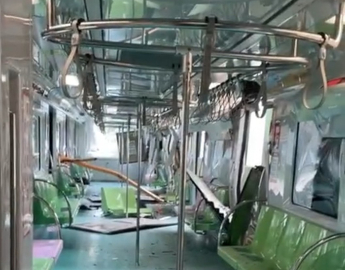 车厢内被吊车钢梁贯穿画面。图自台湾中时新闻网