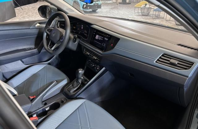 　　内饰方面，新车配备了三幅式多功能方向盘、液晶仪表与内嵌式中控屏，新车整体的内饰设计的简洁大气。