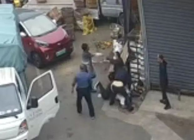 ▲斗殴现场。图片来源/视频截图