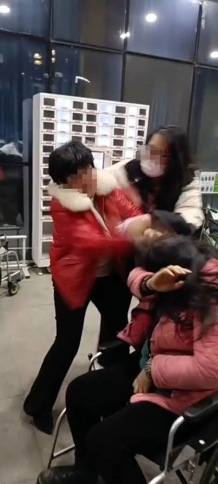 1月2日，打人者追到医院，对陈女士姐姐揪头发扇耳光（受访者供图）