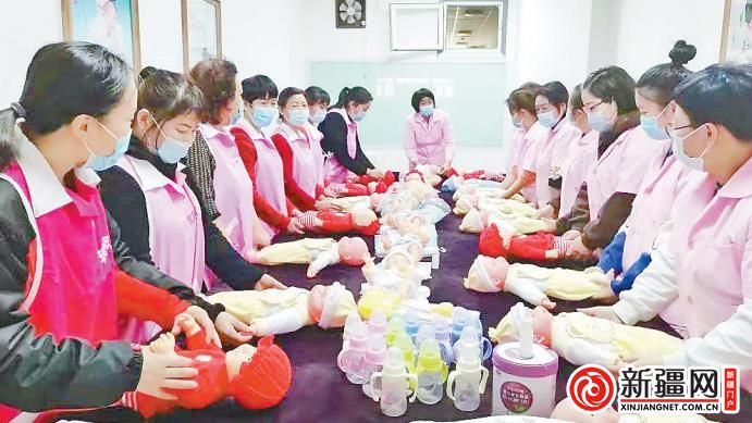 家政人员正在进行育婴师培训。 （受访者供图）
