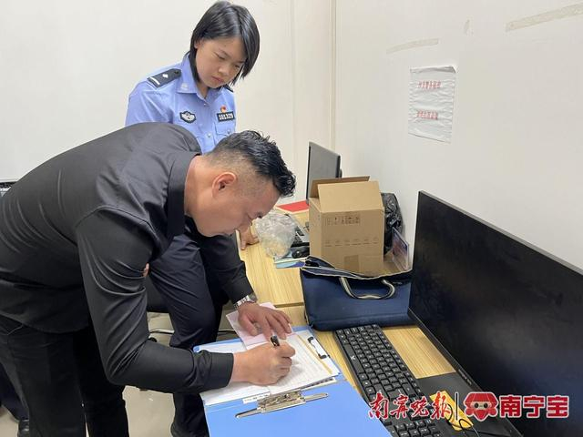 南宁市野生动植物保护站工作人员接报后来到中山派出所办理交接