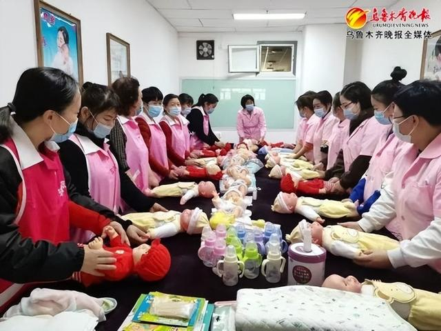 　　乌鲁木齐家政服务行业积极进行技能培训，图片为家政人员正在进行育婴师培训。受访者供图