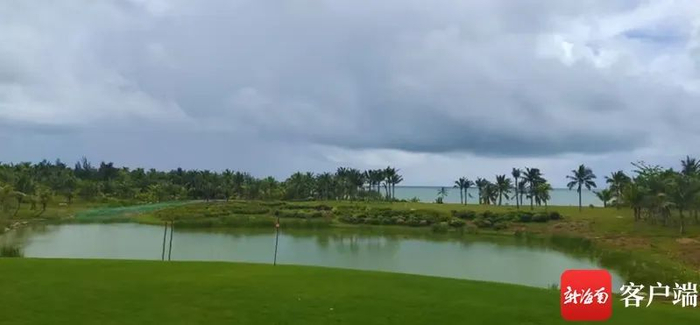 龙楼镇山海天会展中心沿海沙滩。记者 吴岳文 摄